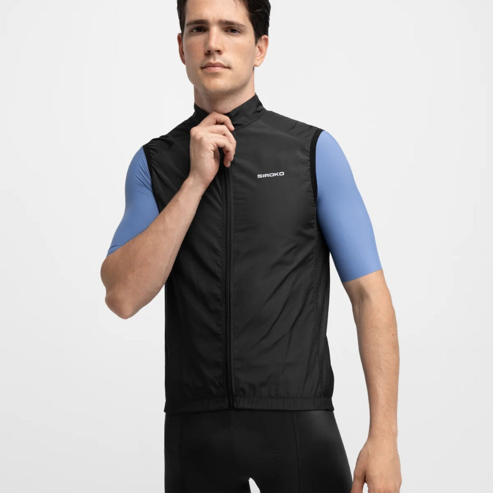 mężczyzna w kamizelce męskiej siroko